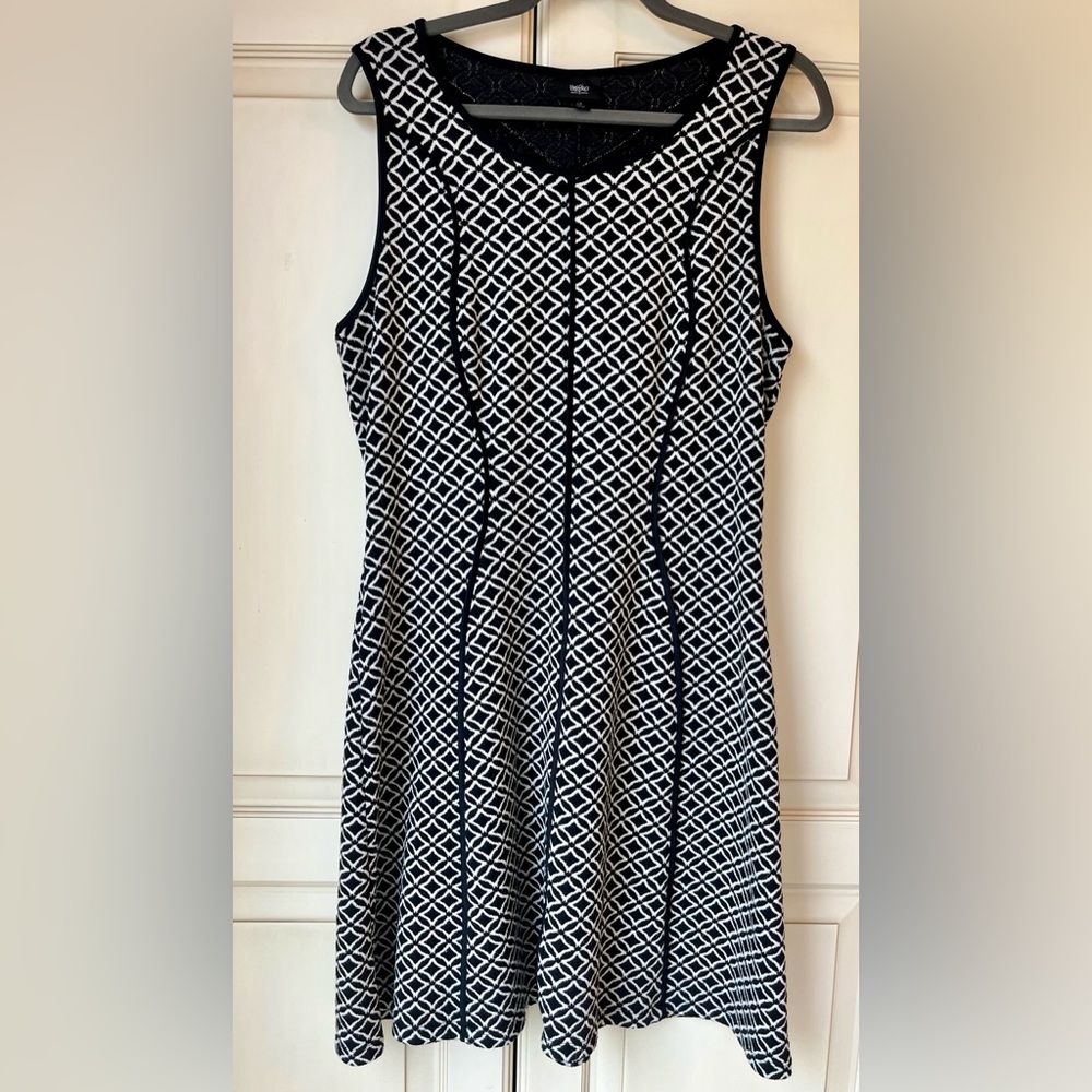 🍊 Mossimo large dress. Black white pattern with piping to create feminine lines.